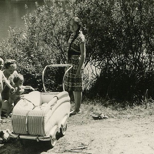 Korbkinderwagen am See