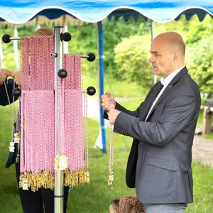 Bürgermeister Ingo Schäper verteilt die Medaillen