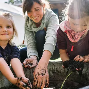 Foto: Kinder wühlen in Erde