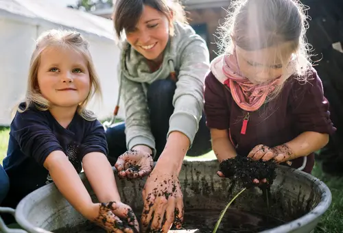 Foto: Kinder wühlen in Erde