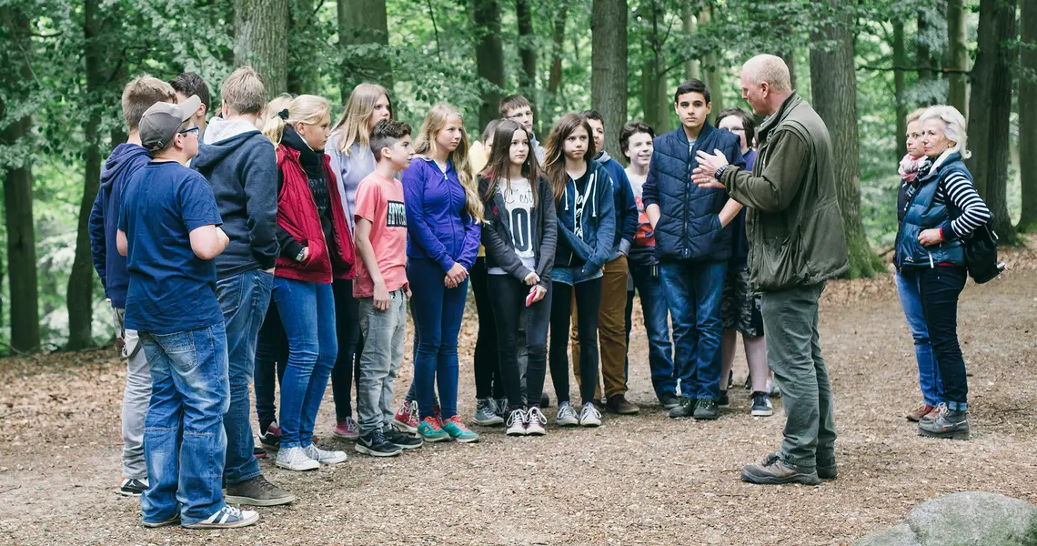 Naturbildung für Schülerinnen und Schüler Foto: Eine Schulklasse bei einer Führung durch den Wald